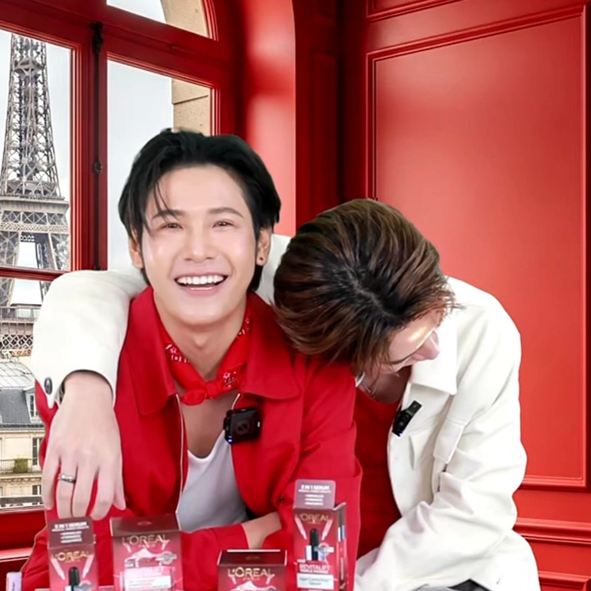Noblesses15's tweet photo. วันนี้พี่สิงเปิดโหมดอัลติเมะ ท็อปฟอร์มมาก จีบน้องทั้งไลฟ์ น้องก็เขินตั้งแต่ต้นจนจบ ส่วนไก่ไม่ต้องพูดถึง ตายเรียบ😖

#LOrealTriplePowerxKristSingto https://t.co/bSOE7wa9U5
