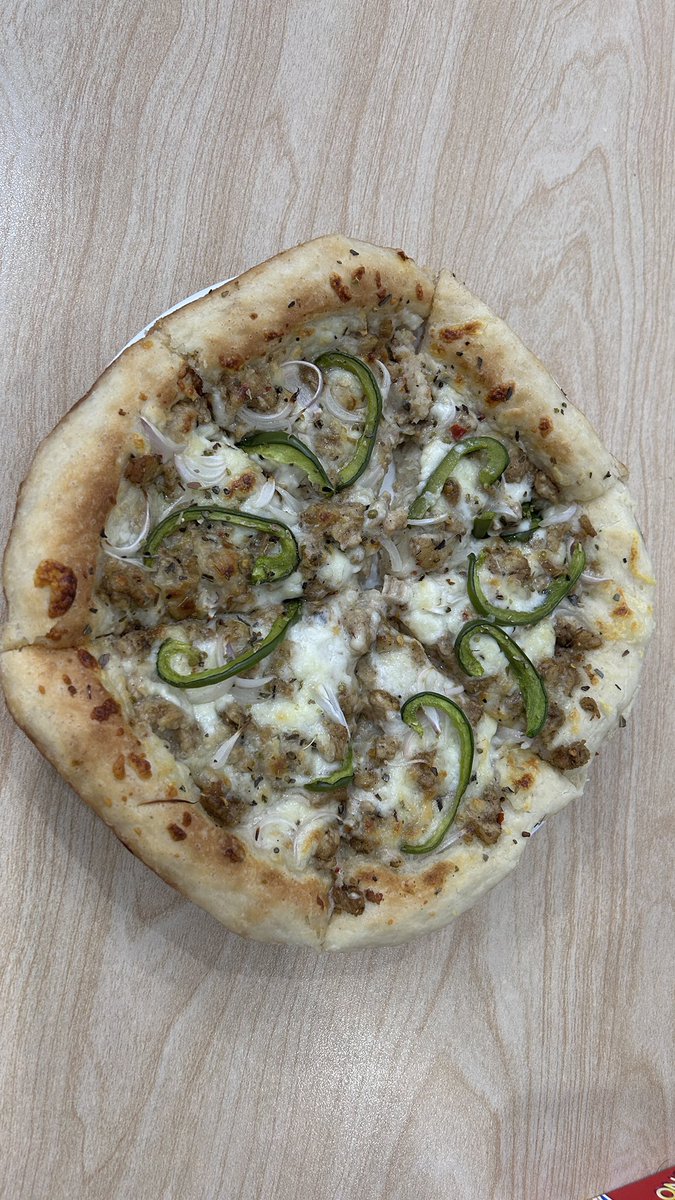 Waleiddddd's tweet photo. This homemade pizza was a 10 https://t.co/46OazFGnyU