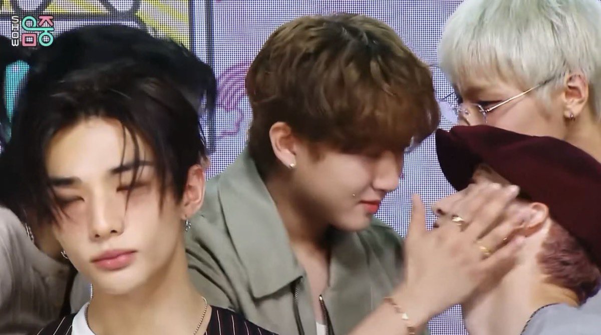 heartsbini's tweet photo. average skz image https://t.co/93R9choZa0
