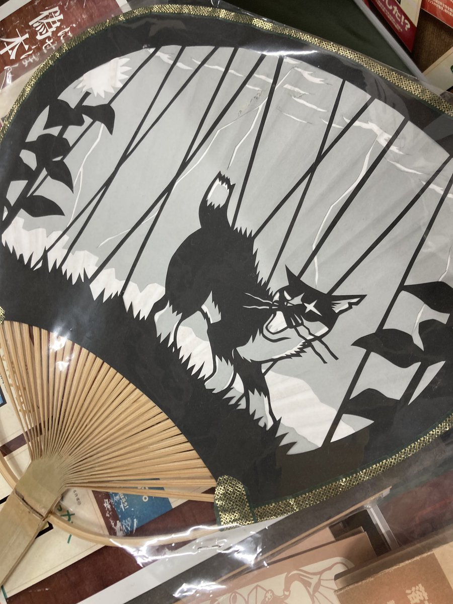 kirieya's tweet photo. 偽本ブックカバー、ちょこちょこ売れてます。原画うちわも貰われました。⚡️にびびるボス。 https://t.co/4uHSz3ky40