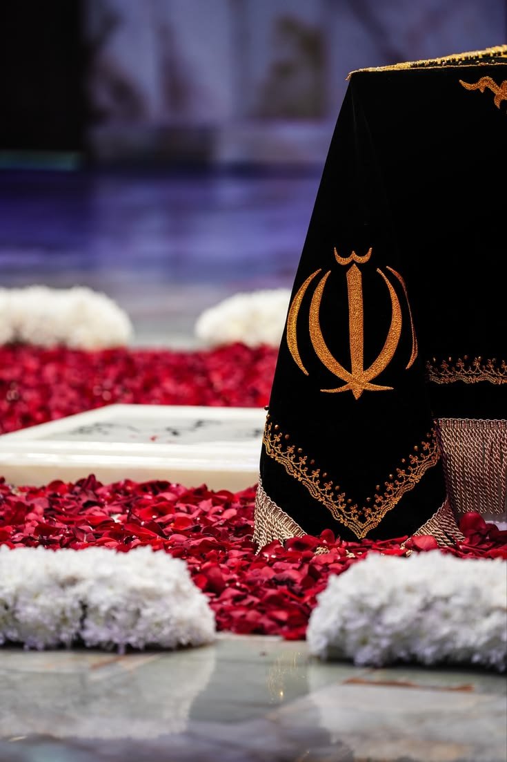Helma_N_'s tweet photo. گرچه همه چیز می‌گذرد
اما آدم تا همیشه برای برخی اتفاقات غمگین می‌ماند.... https://t.co/arZXyrALpC