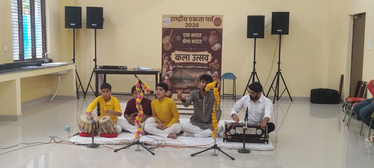 KBantalab's tweet photo. संकुल स्तरीय राष्ट्रीय एकता पर्व एवं कला उत्सव–2026 का सफल आयोजन PM SHRI KV GC CRPF Bantalab में किया गया।
10 केंद्रीय विद्यालयों के विद्यार्थियों ने संगीत, नृत्य, कला एवं कहानी-वाचन के माध्यम से भारतीय संस्कृति की सुंदर झलक प्रस्तुत की।
@KVS_HQ 
@kvsrojammu https://t.co/l8kZ2GiuW3