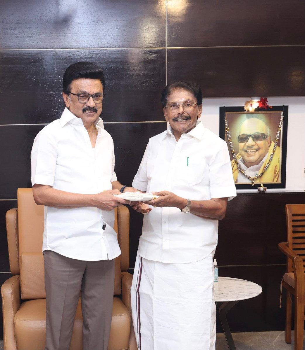 KKSSRR_DMK's tweet photo. இன்று எனது பிறந்த நாளை முன்னிட்டு, திராவிட நாயகர் கழகத்தின் தலைவர் மாண்புமிகு மு.க‌.ஸ்டாலின் அவர்களை அவரது இல்லத்தில் நேரில் சந்தித்து வாழ்த்து பெற்ற போது.

@mkstalin

#DMKVirudhunagar https://t.co/J3wX8Kc6P7