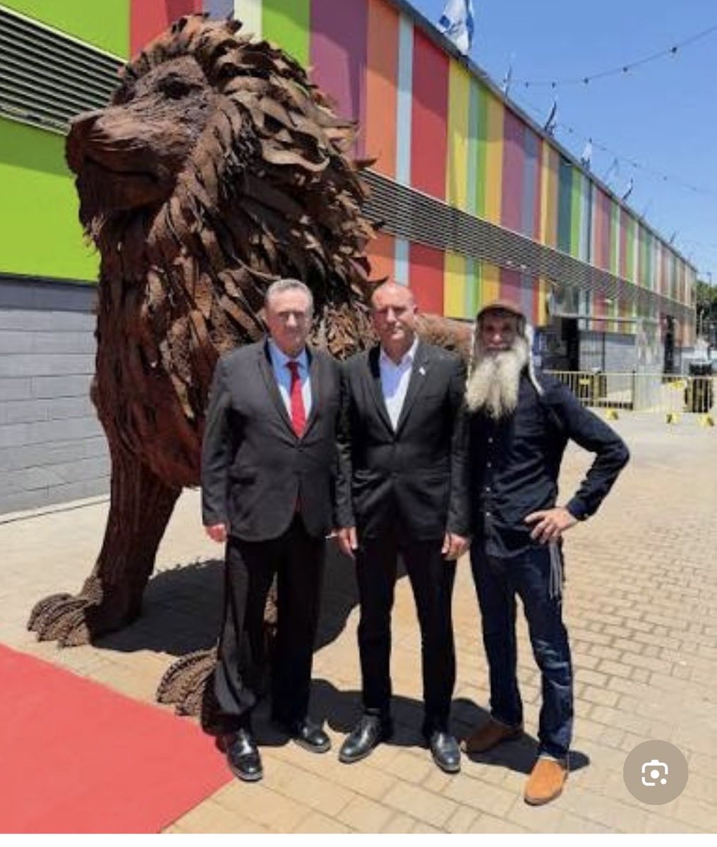 italcommpr's tweet photo. רחובות מגדילה לעשות בתקופת הבחירות והפריימריז בליכוד, והופכת את המרחבים הציבוריים שלנו לבמה לפרסום השר ישראל כץ על שלט פלדה, כחלק מיצירת האמנות של הפסל אמיליו מוגלינר. ואם זה לא מספיק, גם נותנת במה לערוץ 14, שפותח אולפן חי מהשוק העירוני. וכל זה על רקע קריאות של ראש העיר ל״אחדות״ https://t.co/lRbtCMFkY6