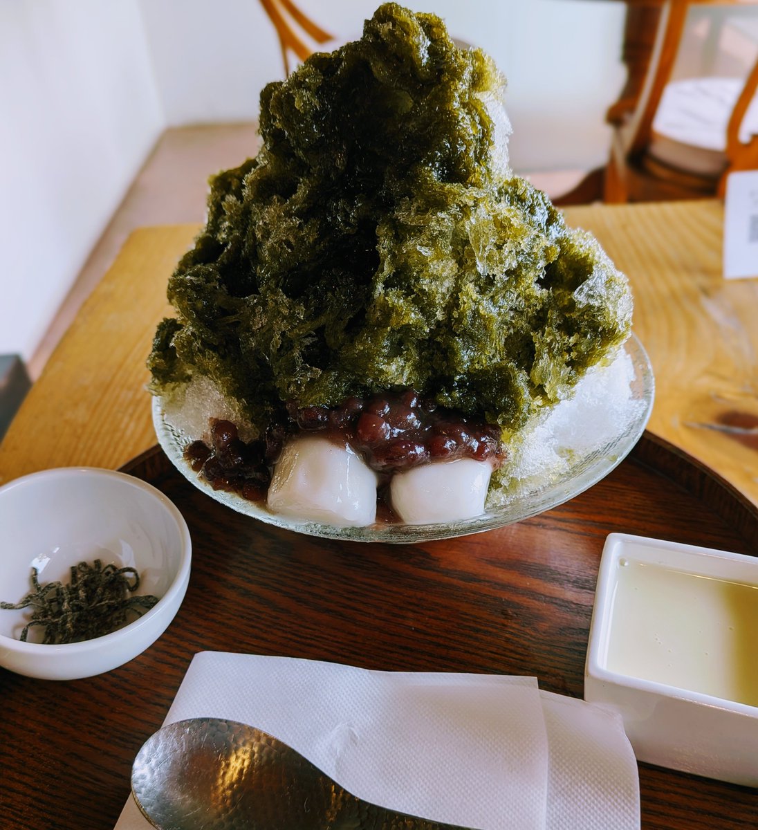 chachamaru2go's tweet photo. 今日のかき氷🍧

東尾道の勉強堂さん
私は宇治金時＋練乳
旦那はあまおういちご🍓
塩昆布がついてた🐱

白玉とあんこは最強コンビや💥😻

#今日のかき氷
#今日のおやつ
#東尾道
#勉強堂さん https://t.co/UBzEIM2QPM