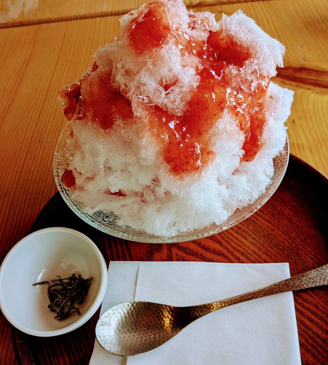 chachamaru2go's tweet photo. 今日のかき氷🍧

東尾道の勉強堂さん
私は宇治金時＋練乳
旦那はあまおういちご🍓
塩昆布がついてた🐱

白玉とあんこは最強コンビや💥😻

#今日のかき氷
#今日のおやつ
#東尾道
#勉強堂さん https://t.co/UBzEIM2QPM