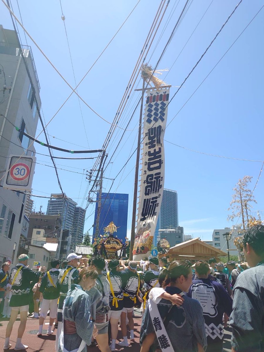 BaseKura51's tweet photo. ��和八年八月八日…👏👏👏

#住吉神社例大祭
#八角神輿
#佃島 https://t.co/WuuJy3Sfuz