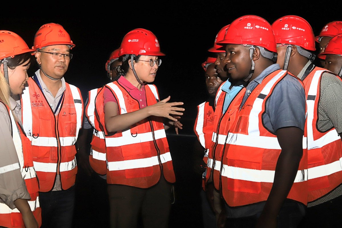 LeRenouveauBdi's tweet photo. L'@AmbChineBurundi a visité avec les professionnels des médias,ce 7/8, les projets en cours de réalisation grâce à l'appui de la Chine. Il s'agit notamment du projet agricole en zone #Buringa ainsi que celui de la réhabilitation de l'aéroport international Melchior Ndadaye. https://t.co/9uGlwMqnOg