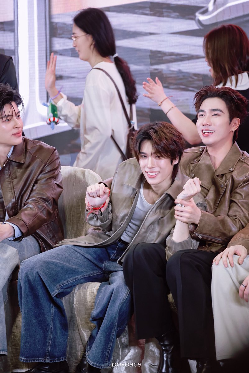 _ppspace's tweet photo. ปอน นั่นเพิ้ดเพิ้ดเล่นกะน้องเอง

PONDPHUWIN FANFEST MACAU
#GMMTVFanfestInMacau2026 https://t.co/mEc79ULTsO