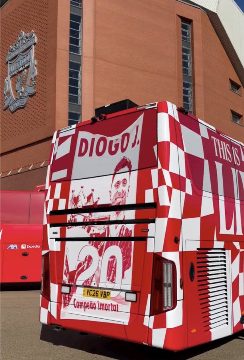 _FOOTINFO_1's tweet photo. 🕊️ Liverpool a rendu hommage à Diogo Jota sur son bus. https://t.co/3eJU1UM6Ue