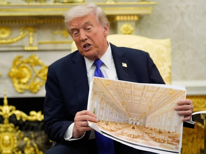 francescoproia's tweet photo. Trump deve dire addio alla sua sala da ballo.

La Corte d'Appello statunitense ha deciso di bloccare la costruzione di una sala da ballo sicura alla Casa Bianca.
La sentenza della corte ha rilevato che "ogni presidente è solo un occupante temporaneo, non il proprietario, della Casa Bianca" e che Trump non ha l'autorità costituzionale per compiere tali azioni al suo interno.

Trump ha ovviamente criticato la decisione, e sul social network Truth, l'ha definita una "vergogna nazionale".
Forse si era guardato un attimo allo specchio...
