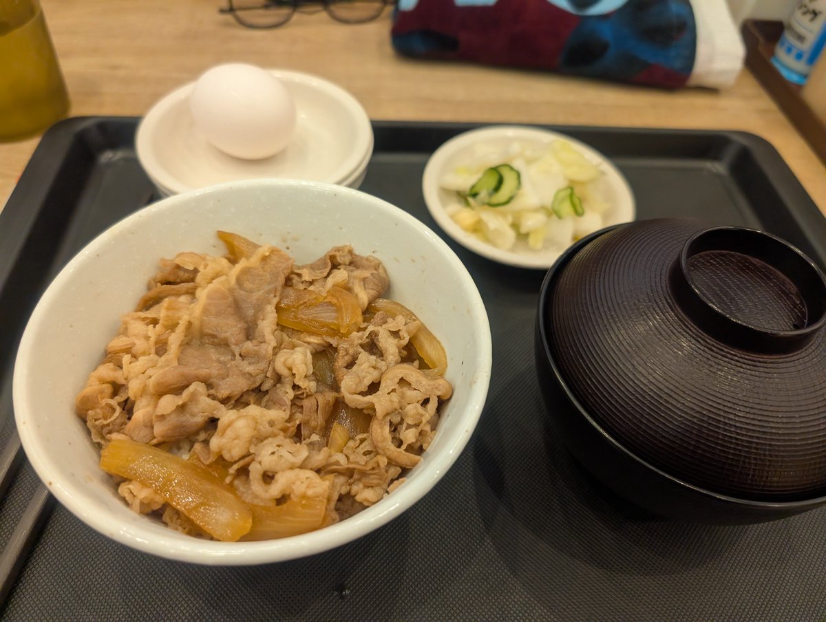 Ruto_1904_02's tweet photo. 物販約2時間
暑すぎ
人生初かもしれない松屋
水分と塩っけ
さすがにお腹空いて小さいの食べられた👏 https://t.co/mSGmAUwgd5