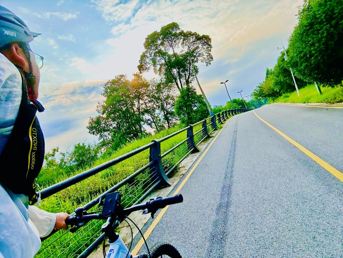 ClaireMoorttjq's tweet photo. Just finished a morning bike ride along the riverside—fresh air, sunny skies, and zero traffic!  Today’s perfect for slow commutes, right https://t.co/Z0rJK6u6aH