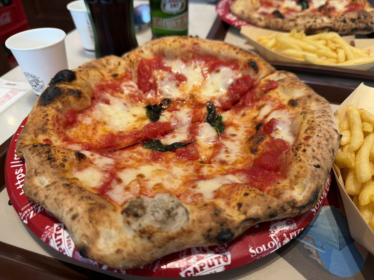 kkanabun's tweet photo. 遅めのランチ🍕
ここのマルゲリータ最高に美味しい！ https://t.co/MJx1pdXzm0