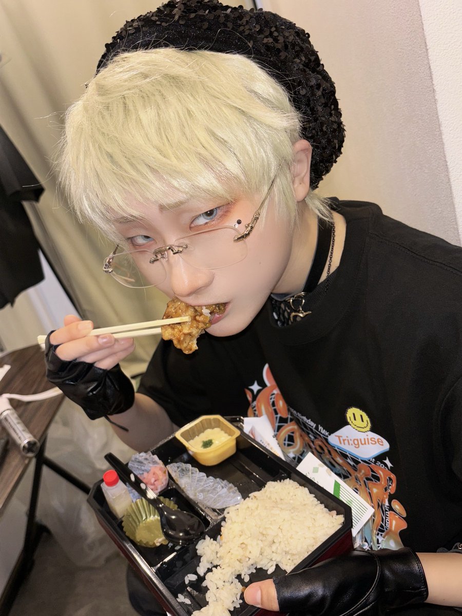 kuuma_hoseki's tweet photo. 楽屋飯 https://t.co/JdBIE4HR5D