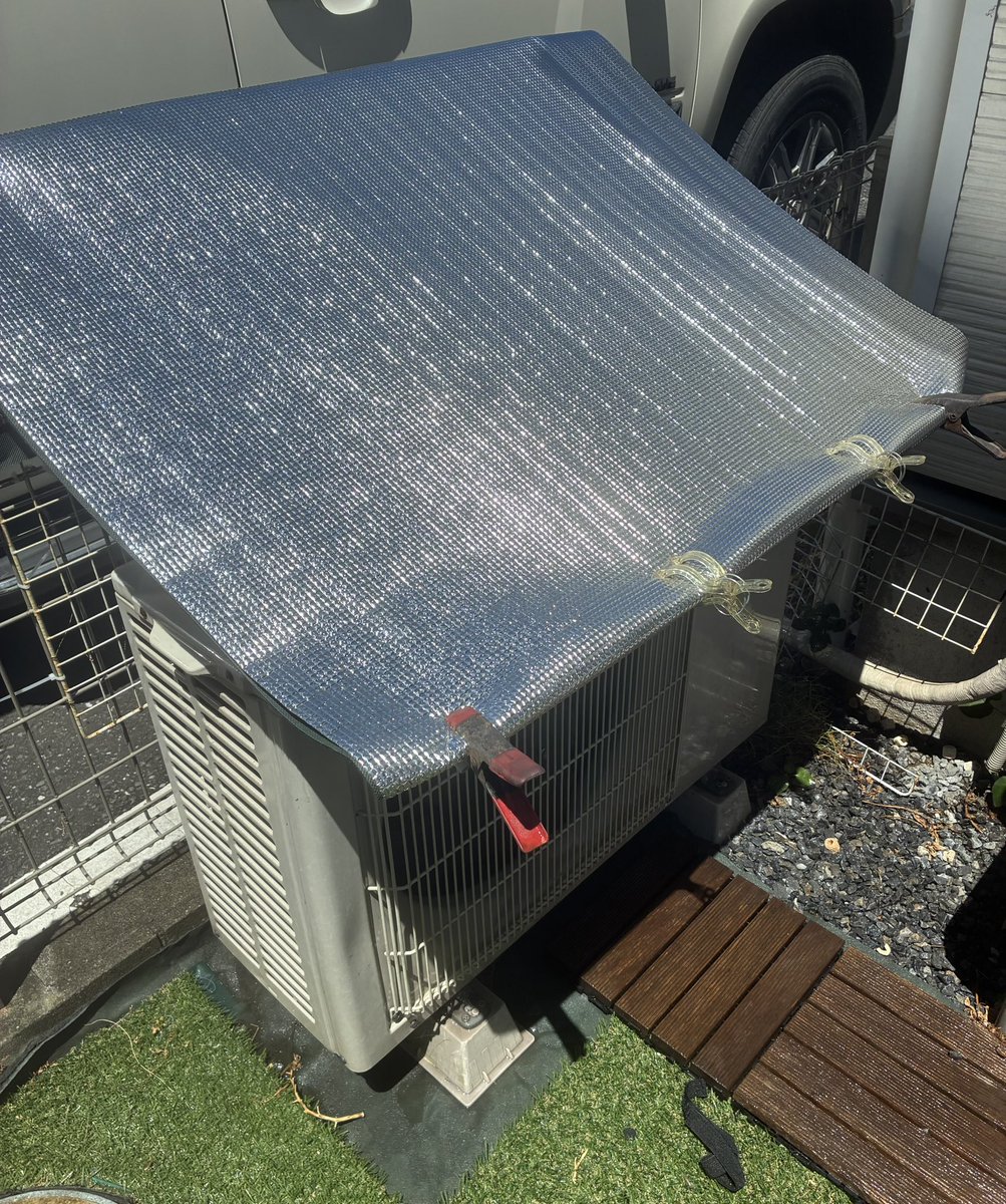 ohagi_3go's tweet photo. 残念ながらこのP式を実施することができず…
ドレーンホースを出すことができず、出すには延長、そして保護テープ？等の解体が必要で…やりたかったけど断念😞

なのでとりあえずで室外機の屋根を作成！
余っていたネットを駆使して、防草シートを貼った上に遮熱シートで断熱！

効果あるといいなぁ https://t.co/pNW4dSp9s8