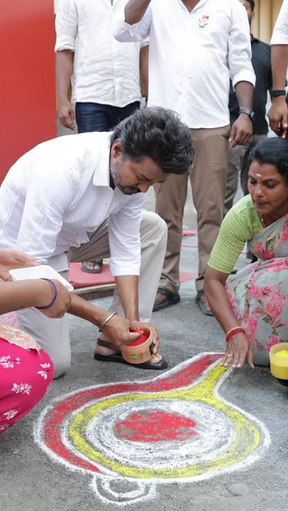 DrHafeezDMKoffl's tweet photo. It was the DMK and our Thalaivar M. K. Stalin who strongly opposed delimitation first, right at the very beginning, and built a Joint Action Committee comprising Chief Ministers and leaders from various states. Did you forget this?

When the Union BJP government brought the Delimitation Bill, it was our Thalaivar M. K. Stalin who burnt copies of the bill to ashes and opposed it vehemently. DMK cadres set the election campaign aside for a day and protested statewide against the bill. Ultimately, the BJP chose to withdraw it. Did you forget this too?

Do you know what Vijay was doing that same day? He was calling for the Whistle Kolam campaign and chose to remain completely mute on the delimitation issue.

So people know that when it comes to Tamil Nadu's rights, it is the DMK that will stand at the forefront. We don't need advice from turncoats on this issue. Thanks for understanding.