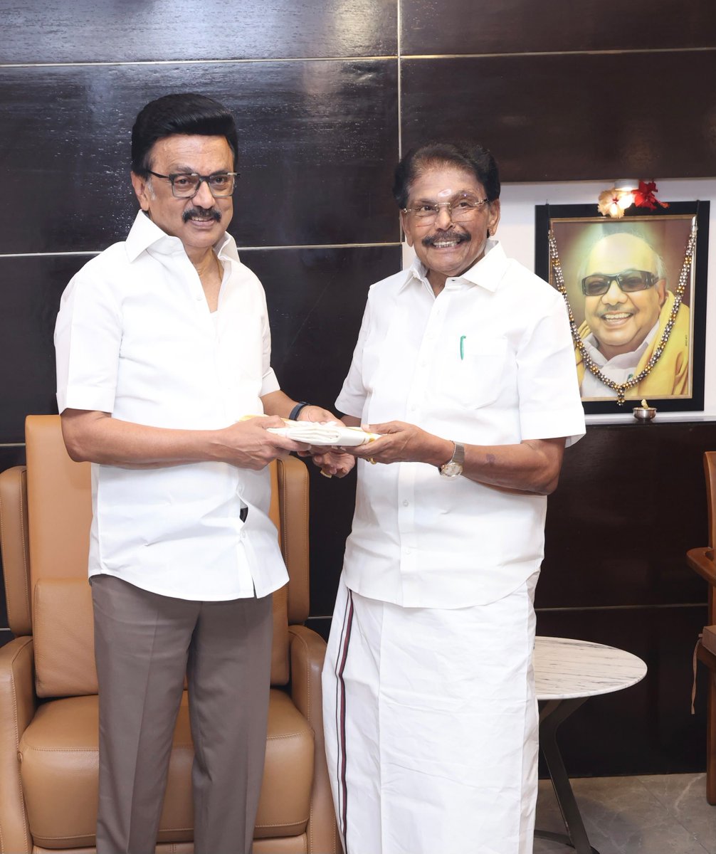 KKSSRR_DMK's tweet photo. இன்று எனது பிறந்த நாளை முன்னிட்டு, திராவிட நாயகர் கழகத்தின் தலைவர் மாண்புமிகு மு.க‌.ஸ்டாலின் அவர்களை அவரது இல்லத்தில் நேரில் சந்தித்து வாழ்த்து பெற்ற போது.

@mkstalin

#DMKVirudhunagar https://t.co/J3wX8Kc6P7