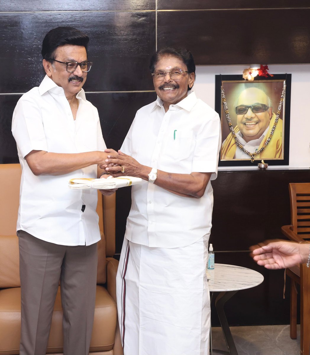 KKSSRR_DMK's tweet photo. இன்று எனது பிறந்த நாளை முன்னிட்டு, திராவிட நாயகர் கழகத்தின் தலைவர் மாண்புமிகு மு.க‌.ஸ்டாலின் அவர்களை அவரது இல்லத்தில் நேரில் சந்தித்து வாழ்த்து பெற்ற போது.

@mkstalin

#DMKVirudhunagar https://t.co/J3wX8Kc6P7