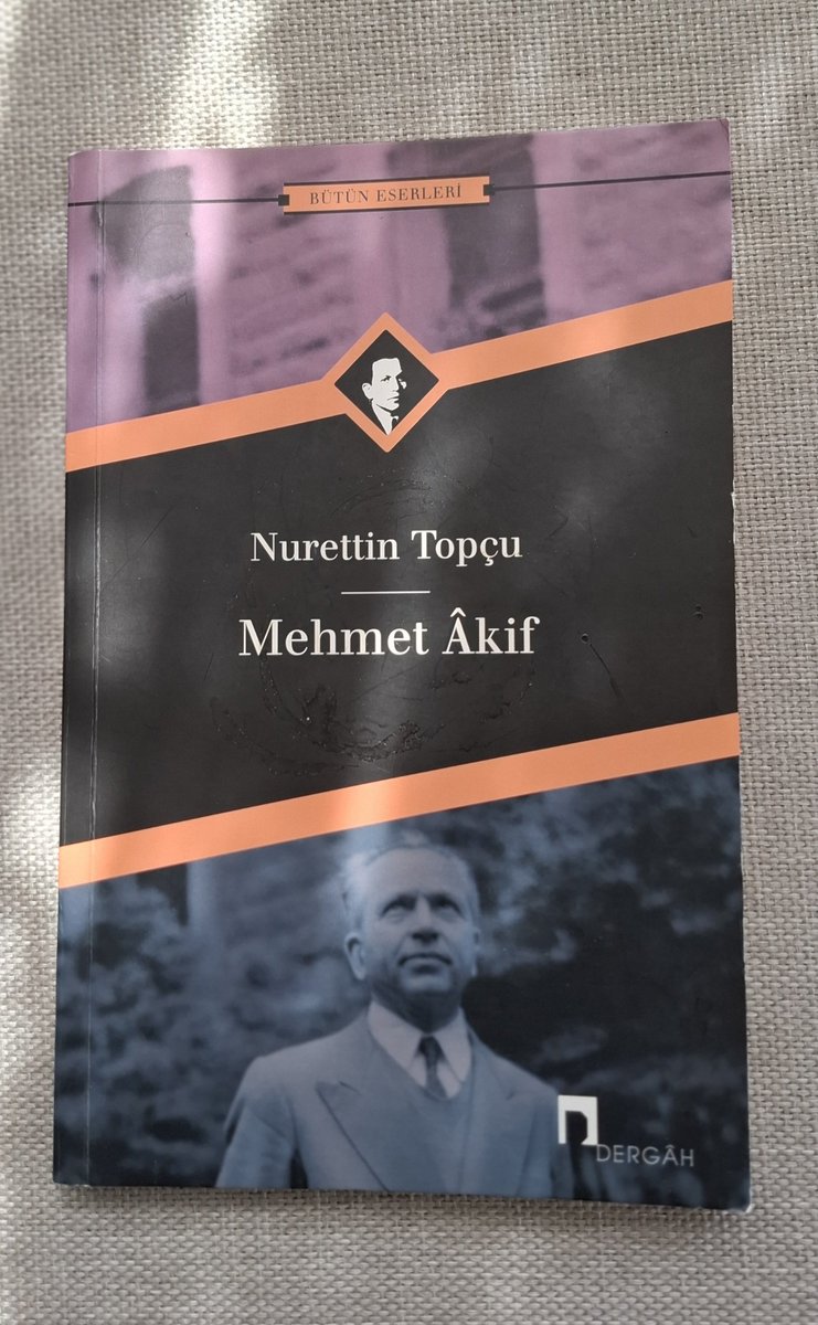 ismail_halis's tweet photo. İyi hafta sonları dilerim ☕️

Uzun zamandan bu yana okuduğum en sarsıcı metin

Nureddin Topçu, Mehmed Akif'i anlatıyor 

Bilen bilir, özellikle Fuat Sezgin başta olmak üzere bir çok isim üzerine farklı tarihlerde belgeseller yaptım, bazı panel ve yayınlara davat edildiğimde şunu söylemeye gayret ettim ilgili hâzirûna 

Öncü isimleri anlatırken, adeta mitolojiye dönüştürüyor, hayattan, gerçeklikten kopuk, herhangi bir evren boşluğunda yaşamışlar ve hiç bir zaman o hayatlar bir daha olmayacak gibi dinliyor, anlıyor, anlatıyoruz 

Halbuki, o insanların muadilleri, izcileri, emanet taşıyıcıları, bugün de var, her yerde var hem de, ki, sen, ben, o, biz, onlar gibi gayretle, muhabbetle.. devam etmiyorsak hayata, neden devam ediyoruz ki..

Bu bakış açısı, istisnasız, hayata, dünyaya, tarihe, insan karakterine katma değer üreten tüm şahsiyetler için, kendimiz için, çevremiz için, ayna kadar, telefon ekranı kadar, kendimiz kadar bizimle olmalı kanısındayım

İyi okumalar 🌼