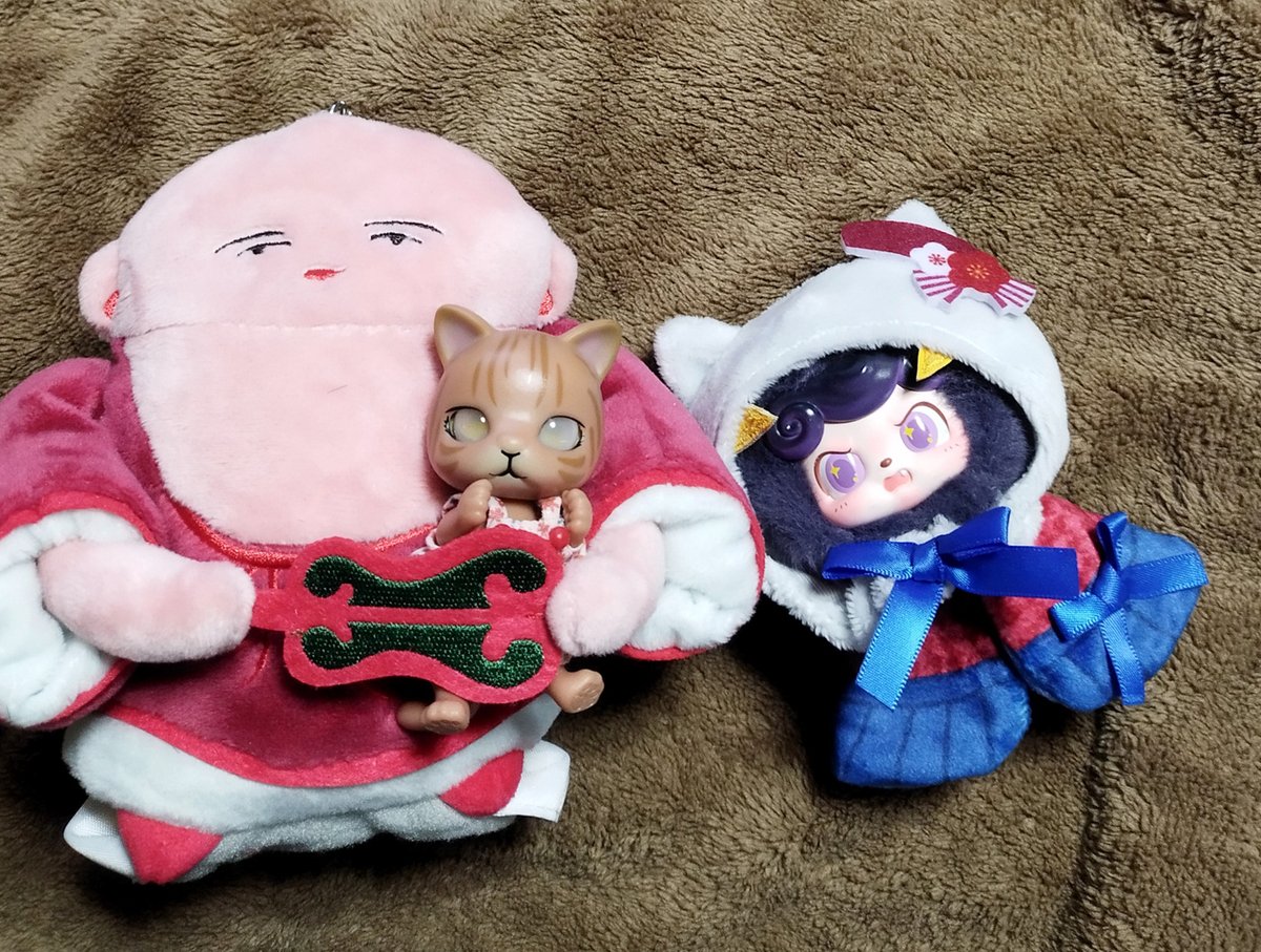 UbgRhNjT6y86538's tweet photo. ネコの日!すっかり定位置、ホテイ様に抱かれるタソカレちゃん🐱と、
おきがえポンチョ、はいからねこさんを纏ったダースサンダーちゃん⚡️
#世界猫の日 #カプセルドール #Qkid https://t.co/YZgbrNTZzD