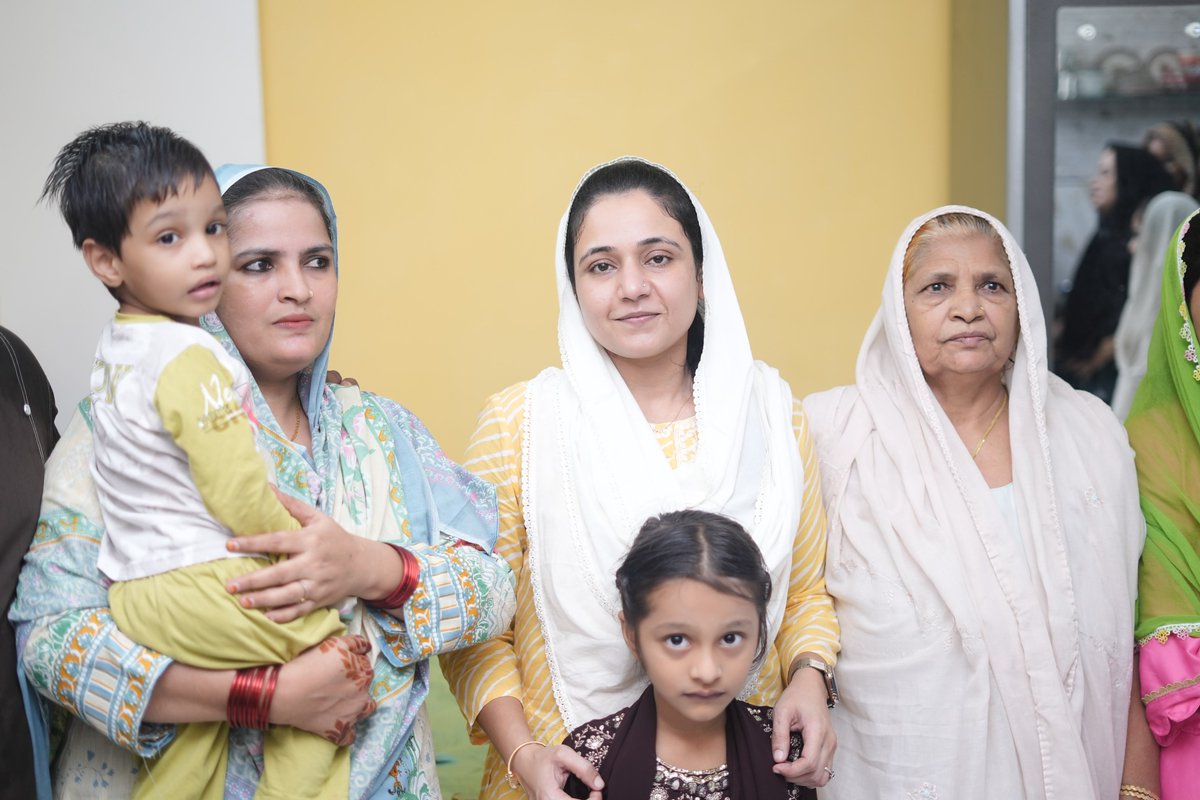 sanamalikshaikh's tweet photo. इरफान शेख (लाला भाई) के घर कुरानखानी में शामिल होकर उनके परिवार वालों से मुलाकात की। 

📍 दोस्ती मंज़िल, विष्णु नगर, वाशी नाका

#SanaMalikShaikh #AnushaktiNagar #VashiNaka #QuranKhani #VishnuNagar https://t.co/RK17hWUwrR