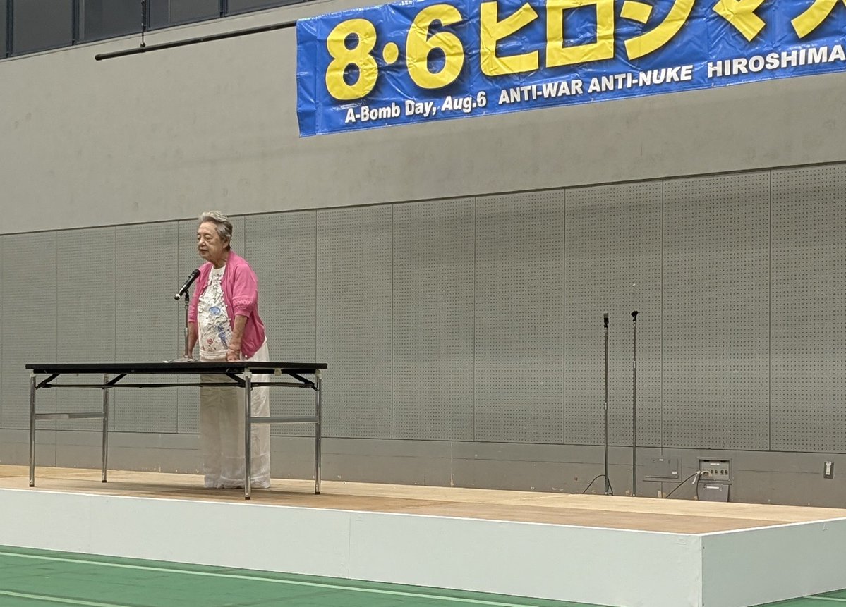JPSFederation's tweet photo. 【8.6広島大行動での被爆者の発言】

広島に落とされた原爆の1000倍の威力の核兵器がある。
これがもし日本に、世界に落とされたら。
核兵器反対の力の一つとして、生命ある限り頑張っていき��いと思っています。

長崎被爆者・土井玞美子さん

日独伊三国同盟が敗北したとき、ヒトラーは自決し、ムッソリーニは殺されたが、天皇・ヒロヒトは沖縄を売り渡し、ヒロシマ・ナガサキへの原爆投下が行われた。
私は本当に天皇制が憎いです。
広島や長崎には強制連行された中国・朝鮮の労働者がいたが、彼らに対して日本政府は補償を行っていません。
彼らと手を取って、中国侵略戦争を止める。そうした気持ちで立っています。
夏になると憂鬱な気分になります。2キロ圏内にあり、一帯は焦土となって私はなにもかも失った。
原爆投下後、真っ黒けになった長崎の街を見て、「子どもを食わせていけない」と死体が転がっている浦上駅を通って佐賀に疎開しました。

長崎被爆者・高木美佐子さん