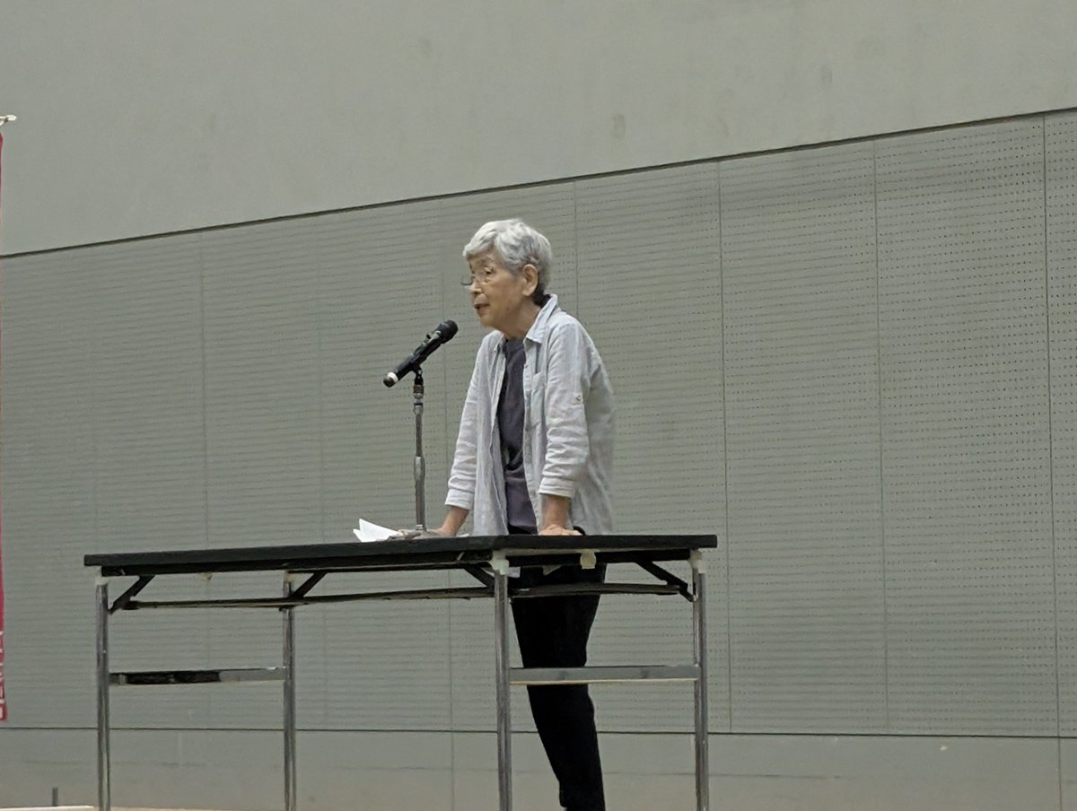 JPSFederation's tweet photo. 【8.6広島大行動での被爆者の発言】

広島に落とされた原爆の1000倍の威力の核兵器がある。
これがもし日本に、世界に落とされたら。
核兵器反対の力の一つとして、生命ある限り頑張っていき��いと思っています。

長崎被爆者・土井玞美子さん

日独伊三国同盟が敗北したとき、ヒトラーは自決し、ムッソリーニは殺されたが、天皇・ヒロヒトは沖縄を売り渡し、ヒロシマ・ナガサキへの原爆投下が行われた。
私は本当に天皇制が憎いです。
広島や長崎には強制連行された中国・朝鮮の労働者がいたが、彼らに対して日本政府は補償を行っていません。
彼らと手を取って、中国侵略戦争を止める。そうした気持ちで立っています。
夏になると憂鬱な気分になります。2キロ圏内にあり、一帯は焦土となって私はなにもかも失った。
原爆投下後、真っ黒けになった長崎の街を見て、「子どもを食わせていけない」と死体が転がっている浦上駅を通って佐賀に疎開しました。

長崎被爆者・高木美佐子さん