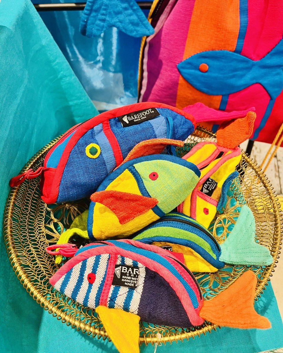 colourz_jp's tweet photo. 本日より開催のベアフットフェアより、おすすめアイテムのご紹介です🐟🐟🐟

フィッシュポーチ(size S•M)

お魚の形がとってもユニークなポーチです🎣
 Mサイズはハンドクリームなど大きめのコスメもたっぷり入るサイズ感。
Sサイズはリップや目薬など、細々としたものをまとめるのにぴったり！！ https://t.co/furv3ByJ2k