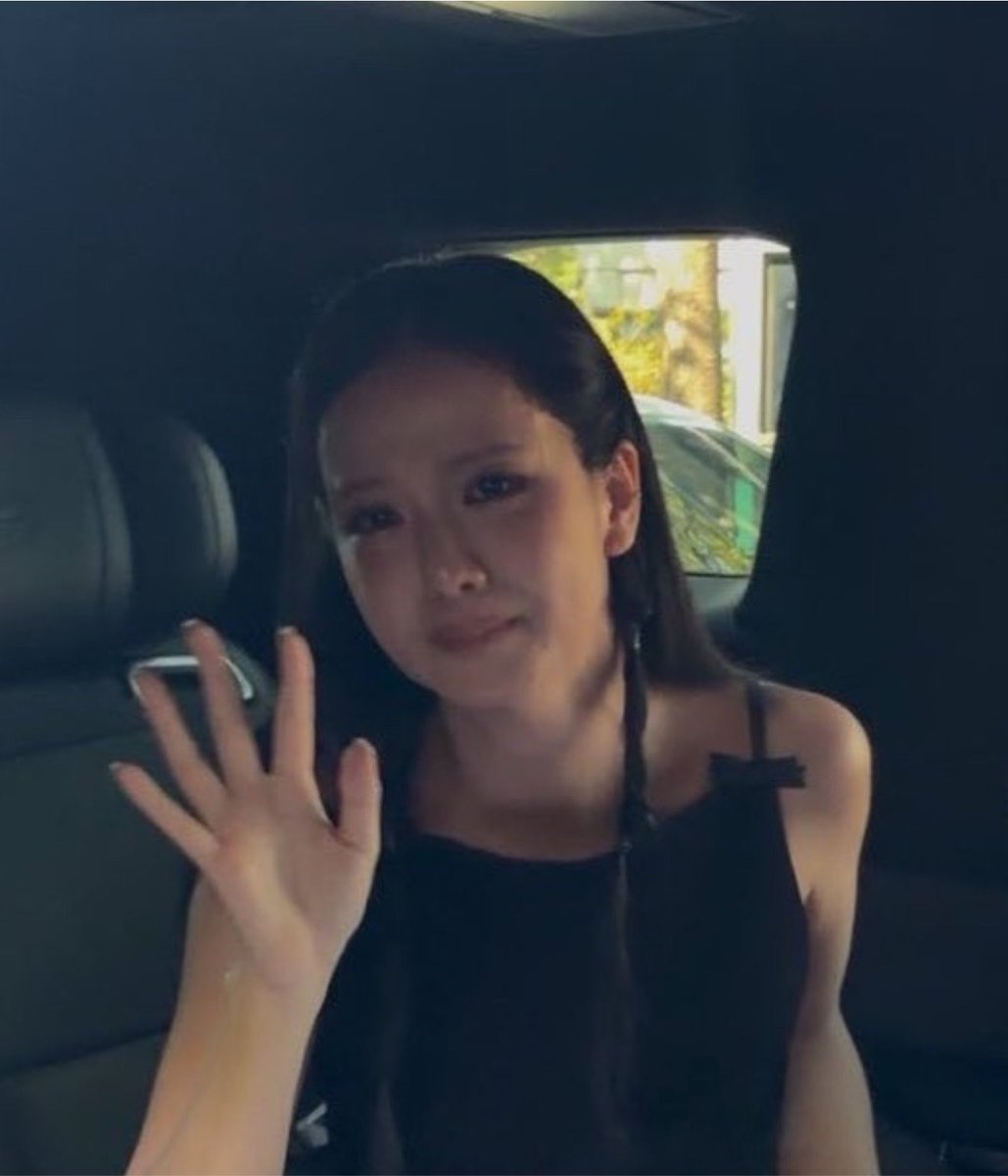 wannapinks's tweet photo. Jennie apagada y Jisoo llorando!!!! Hay algo que no nos están contando y me está matando eso 😖 https://t.co/GHzmw9782k