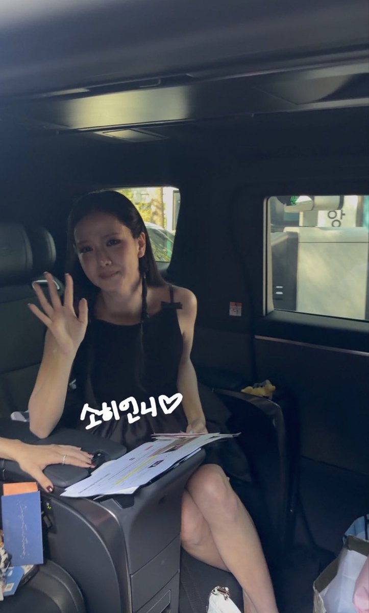 thekimjs's tweet photo. first time ive ever seen her like this🥺 https://t.co/UCGPjFGTRs