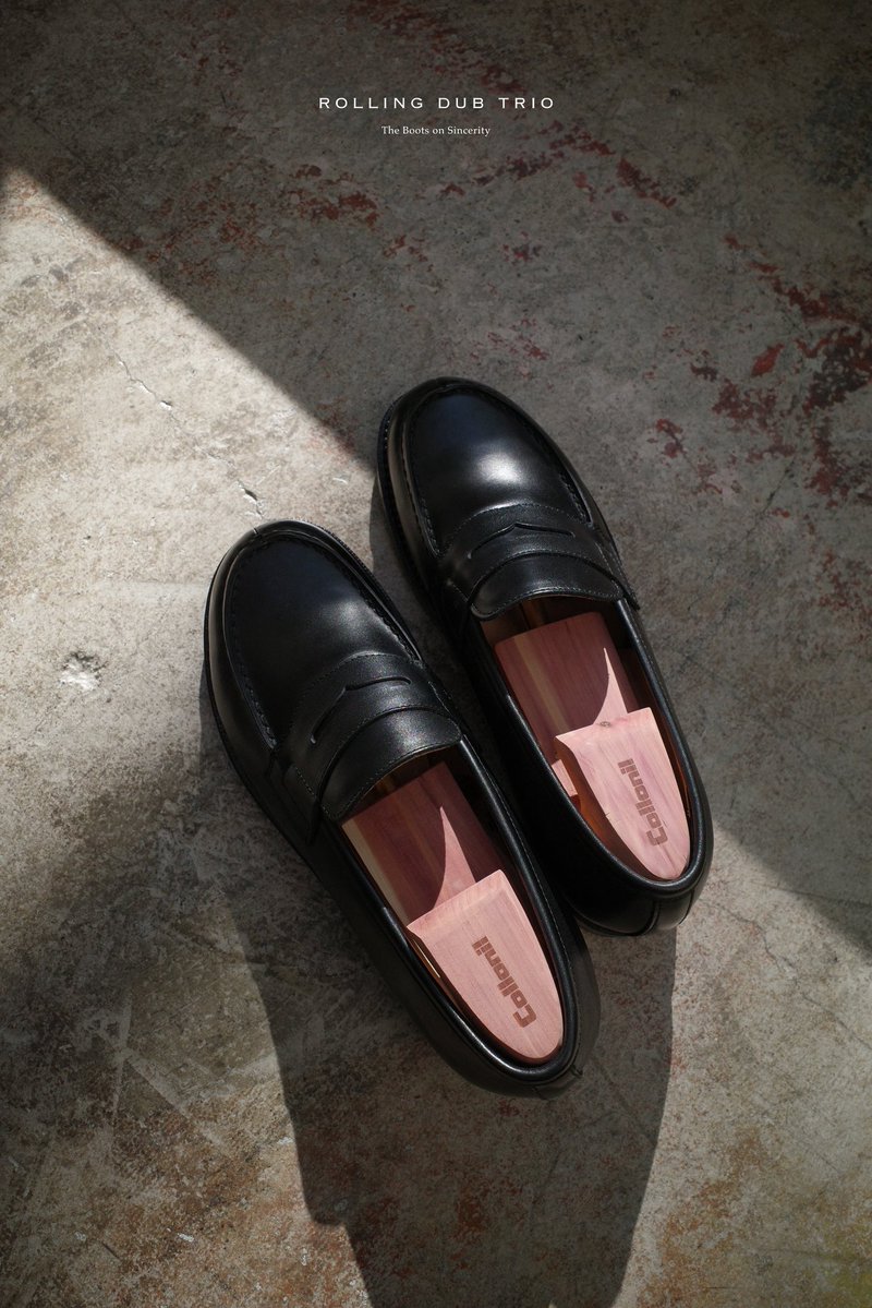 RollingDubTrio's tweet photo. Coin Loafer
“ IN'EI LOAFER“
Black Dutch Box Calf

THE BOOTS SHOP 8/8(土) 13:00-
ONLINE STORE 8/8(土) 19:00-

奥行きを増した黒と、静かに宿る艶。
RDTらしい骨太さとどこか奥ゆかしい品のある一足に仕立てました。
本日より。お試しください。

https://t.co/yxiceVVUUo https://t.co/kXQcoYdCRL