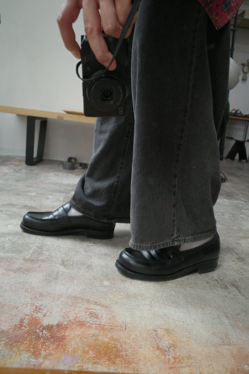 RollingDubTrio's tweet photo. Coin Loafer
“ IN'EI LOAFER“
Black Dutch Box Calf

THE BOOTS SHOP 8/8(土) 13:00-
ONLINE STORE 8/8(土) 19:00-

奥行きを増した黒と、静かに宿る艶。
RDTらしい骨太さとどこか奥ゆかしい品のある一足に仕立てました。
本日より。お試しください。

https://t.co/yxiceVVUUo https://t.co/kXQcoYdCRL
