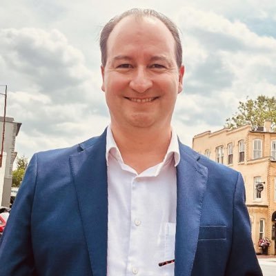 luisghernan's tweet photo. Para todos los RIDÍCULOS que lloran 
porque "@MVSNoticias se dobló ante la 4T"

Ni se equivoquen: 
Joaquín Vargas Guajardo va a apostar por una radicalización aún MÁS A LA DERECHA,
con la fachísima ex televisa @anafvega 
el calderonista @mariocampos 
y la tal @PamCerdeira...
puro lector de noticias güerito, panista y odiador de la 4T que no conoce la pluralidad 🫣

Para que no quede duda