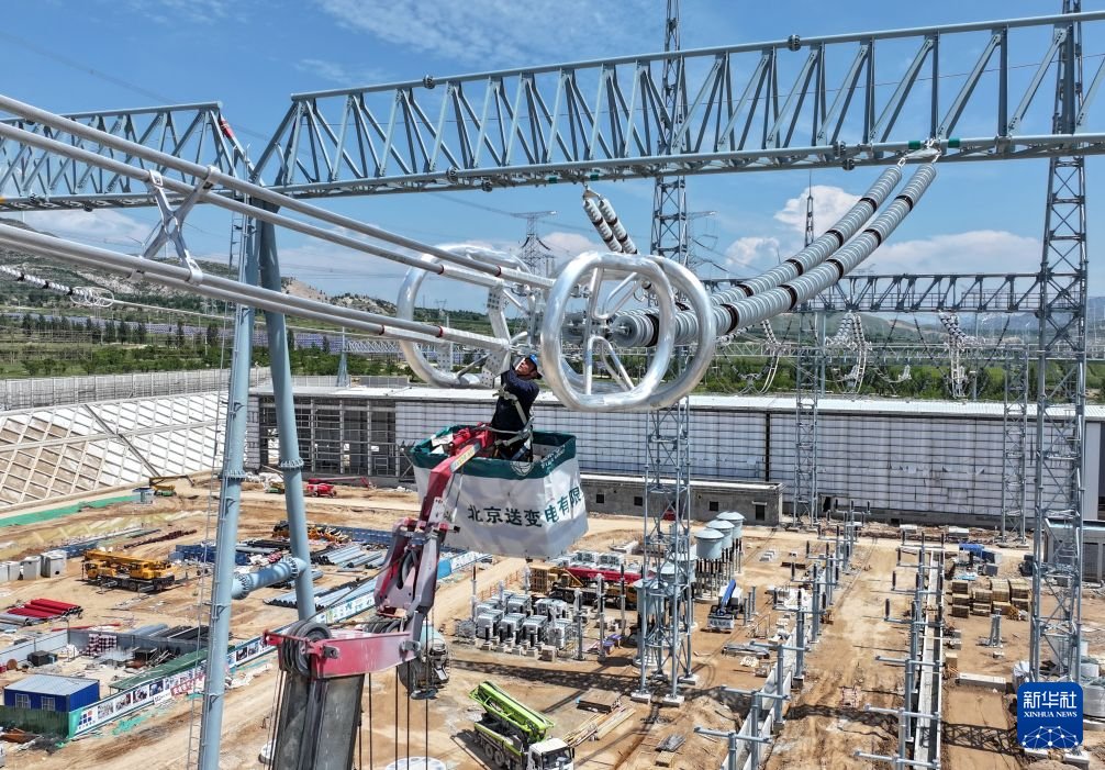 PDChinese's tweet photo. 【河北懷來1000千伏特高壓變電站建設忙】近日，河北省張家口市境內的懷來1000千伏特高壓變電站工程建設正按照節點要求穩步推進。該特高壓變電站是大同—懷來—天津南1000千伏特高壓工程的核心樞紐之一，工程建成投運後將打通山西、冀北風電光伏等清潔能源外送通道，顯著提升華北區域電網的供電能力和能源配置效率，滿足環首都經濟圈日益增長的電力負荷需求。