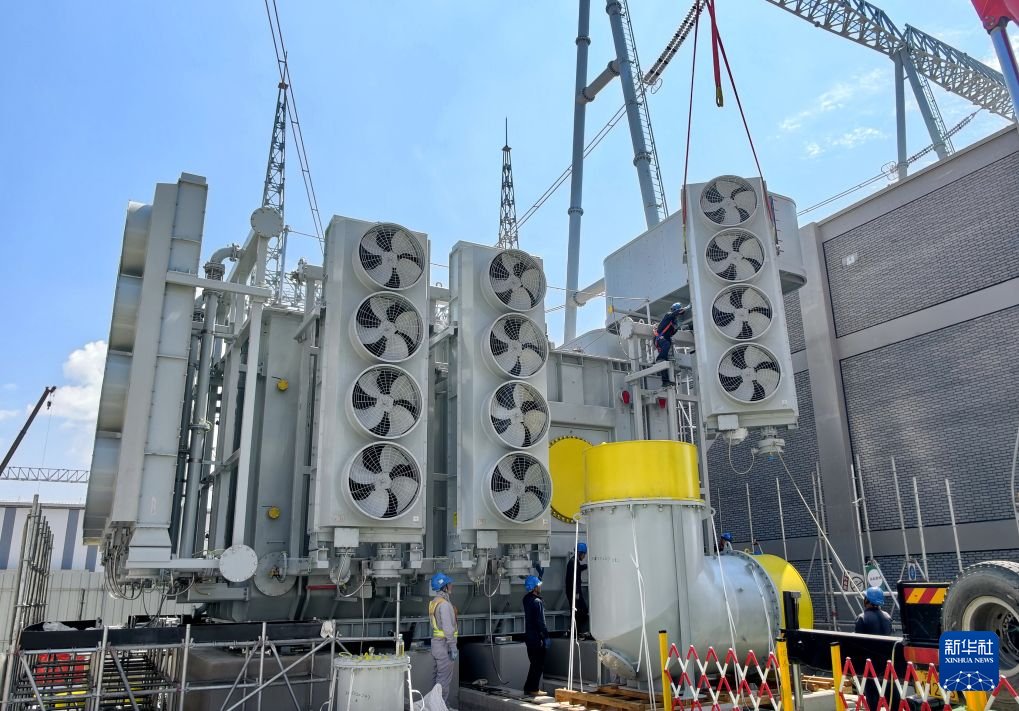 PDChinese's tweet photo. 【河北懷來1000千伏特高壓變電站建設忙】近日，河北省張家口市境內的懷來1000千伏特高壓變電站工程建設正按照節點要求穩步推進。該特高壓變電站是大同—懷來—天津南1000千伏特高壓工程的核心樞紐之一，工程建成投運後將打通山西、冀北風電光伏等清潔能源外送通道，顯著提升華北區域電網的供電能力和能源配置效率，滿足環首都經濟圈日益增長的電力負荷需求。
