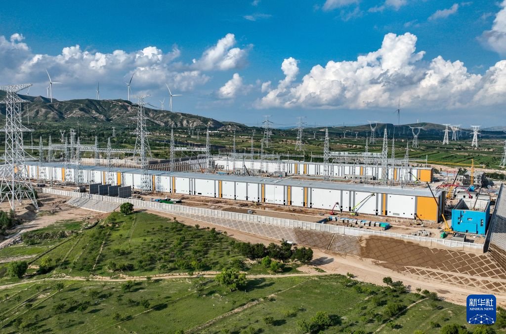 PDChinese's tweet photo. 【河北懷來1000千伏特高壓變電站建設忙】近日，河北省張家口市境內的懷來1000千伏特高壓變電站工程建設正按照節點要求穩步推進。該特高壓變電站是大同—懷來—天津南1000千伏特高壓工程的核心樞紐之一，工程建成投運後將打通山西、冀北風電光伏等清潔能源外送通道，顯著提升華北區域電網的供電能力和能源配置效率，滿足環首都經濟圈日益增長的電力負荷需求。