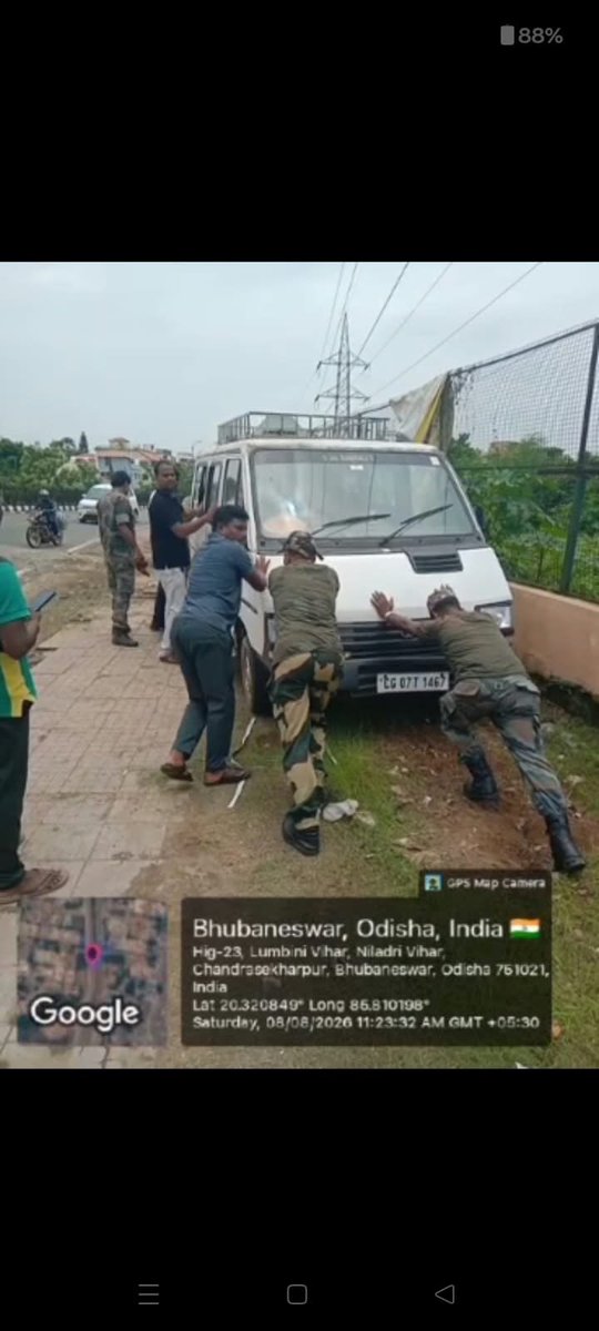 bmcbbsr's tweet photo. BMC teams carried out enforcement and clearance measures at multiple locations across Bhubaneswar, addressing unauthorised street vending and encroachments along roads and footpaths at Hatiasuni Road, near Utkal Hospital, near Lingaraj Temple, Jayadev Vihar–Ekamra Kanan Road, and the Rasulgarh area.

A vehicle found obstructing the 200-ft road near Utkal Hospital was also seized and removed.

These measures will continue to keep roads and footpaths clear, facilitate smooth traffic movement, enhance pedestrian safety, and minimise waterlogging by ensuring that critical road and drainage pathways remain unobstructed.
#EncroachmentRemoval #FootpathClearance #Bhubaneswar #TeamBMC