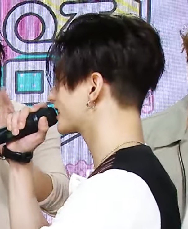 evgmonn's tweet photo. hyunjin’s HAIR OMGGG
he really looks like levi 😮‍💨🔥 https://t.co/ECeWe1hi0Y