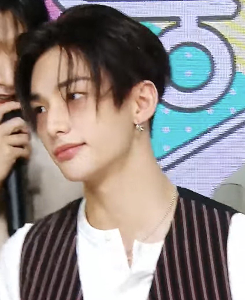 evgmonn's tweet photo. hyunjin’s HAIR OMGGG
he really looks like levi 😮‍💨🔥 https://t.co/ECeWe1hi0Y