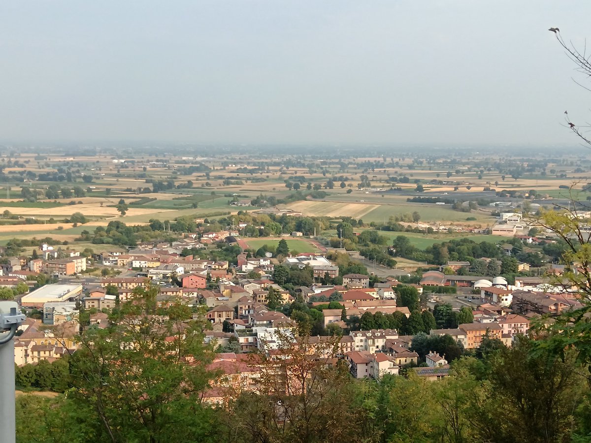themangia's tweet photo. Sempre bello e toccante ascoltare la #SantaMessa al #Monte di #SanContardo a #Broni, nel cuore dell’#OltrepòPavese. ❤️ Per tutto #agosto, alle 08:30, questo piccolo tesoro ci aspetta. Nelle mie intenzioni di #Preghiera ricorderò anche te che mi leggi. 🙏#veduta dalla #collegiata https://t.co/TELevTslun