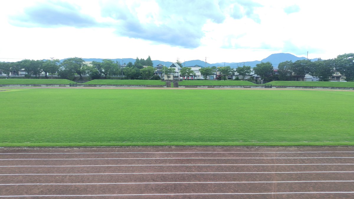 john_ibaiba's tweet photo. #本日のタホマ31 前回の訪問から3週間、苗まきから8週間が経過。依然として雑草の生育も旺盛に見えるが、芝がほぼ前面を被覆する状態に。ここからの管理に注目したい。 #ワイズマンスポーツベース紫波 #紫波町 #岩手 #いわてグルージャ盛岡 https://t.co/Snppdtjq9i