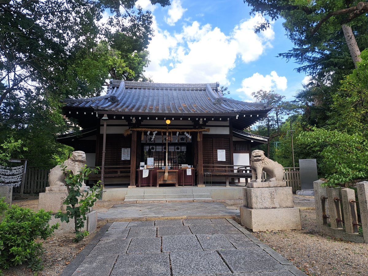 hamapis's tweet photo. 落語「天神山」ゆかりの地へ

一心寺さんで墓見をし、安居の天神さんに嬶を頼む。
裏手に回ろうとしたら狐がおったので、狐にも嬶を頼んでおきました🦊

またまた豊中市の劇団の脚本を書かせていただく機会をいただき、今回は「天神山」をお芝居にして脚色を。

夢か現か幻か…テーマは多様性！👻🦊 https://t.co/aDIE2lvnnU