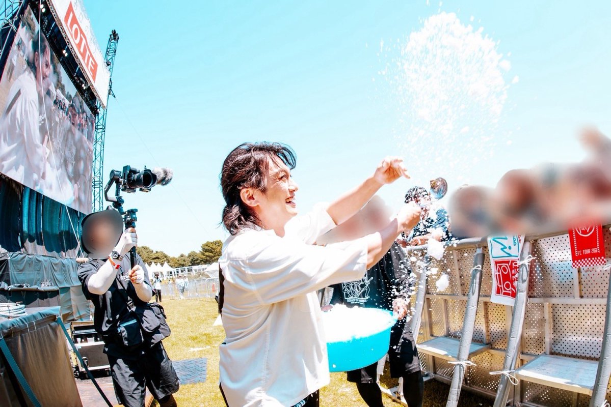 kyanyutakastaff's tweet photo. Lucky Fes’26

ありがとうございました！

満面の笑みで氷をぶちまける喜矢武さんです🍧

#luckyfes #ラッキーフェス #喜矢武豊 https://t.co/Na6a1h4mZ3