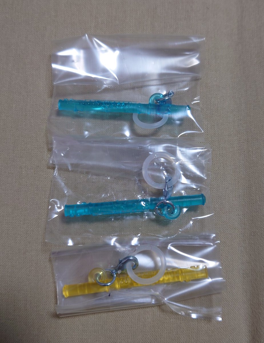 RiruruTrading's tweet photo. 【譲渡・交換】
楽器アピるチャーム

譲：フルート（青×2、黄×1）
求：定価>ホルン（ピンク×1 ）

平日夜山手線手渡し https://t.co/VClnKuXfsO