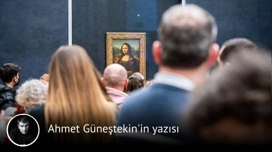 T24_com_tr's tweet photo. ✍️ Ahmet Güneştekin yazdı 

📌 Geleceğin en büyük lüksü, yapay zekâ tarafından üretilmiş kusursuz eserler değil; bir insanın ruhundan doğmuş kusurlu ama hakiki eserler olacaktır.

📌 Belki bir gün yapay zekâ bizden daha iyi üretecek. Ama insanlığın hafızasına kazınan büyük eserlerin önüne geçemeyecek. Çünkü sanatı ölümsüz yapan şey kusursuzluk değildir. Onu meydana getiren insanın hikâyesidir. 

@AhmetGunestekin 
https://t.co/QbLZqbzeOy