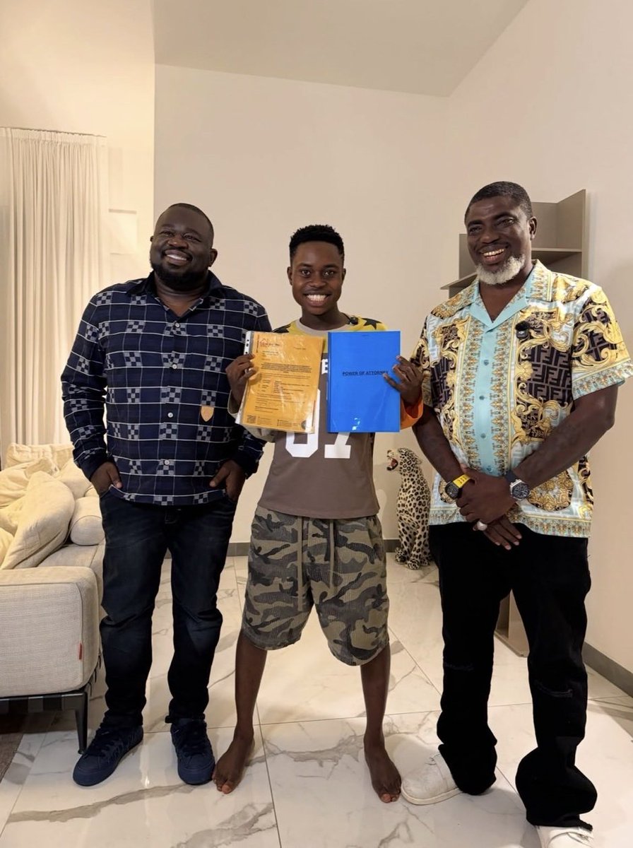 yabaleftonline's tweet photo. Peller receives documents for the 400 million naira mansion in Abuja billionaire King Ochacho promised him https://t.co/EmA1sdpzOE