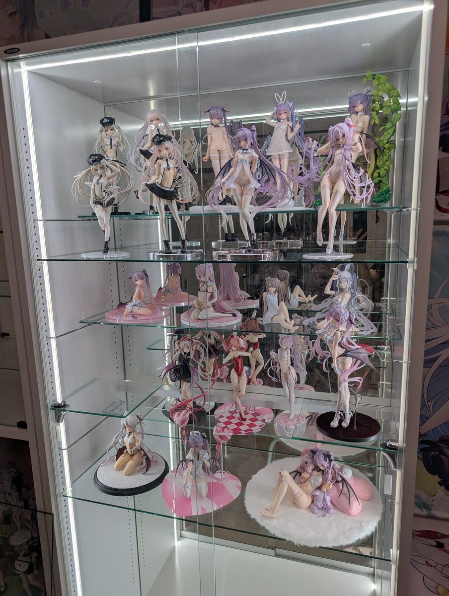 yuuki_n_n's tweet photo. いったん引越完了
左側のお立ち台はぱすてるおにく🦁置きたい
8月分のフィギュア届いたらまた見直しそう https://t.co/8vBWXMzNqX