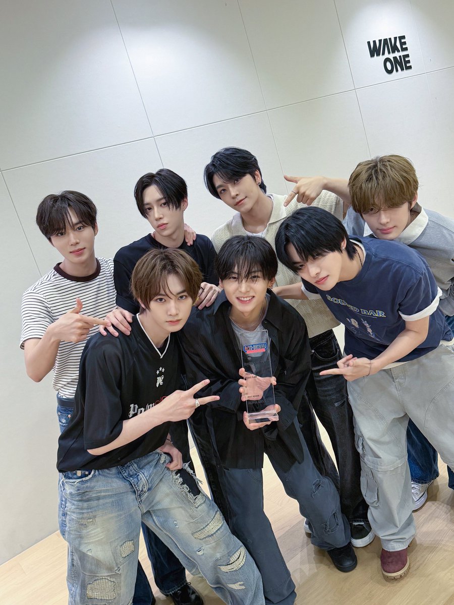 lmeejongyoon's tweet photo. Receiving the BEST ROOKIE award at Show Champion’s First Half of 2026 filled us with so much happiness. This smile will forever color the memories of the moment when a trophy finally fell into the right hands—a precious achievement that we will cherish for a long time. https://t.co/Ry8RiNxkcC