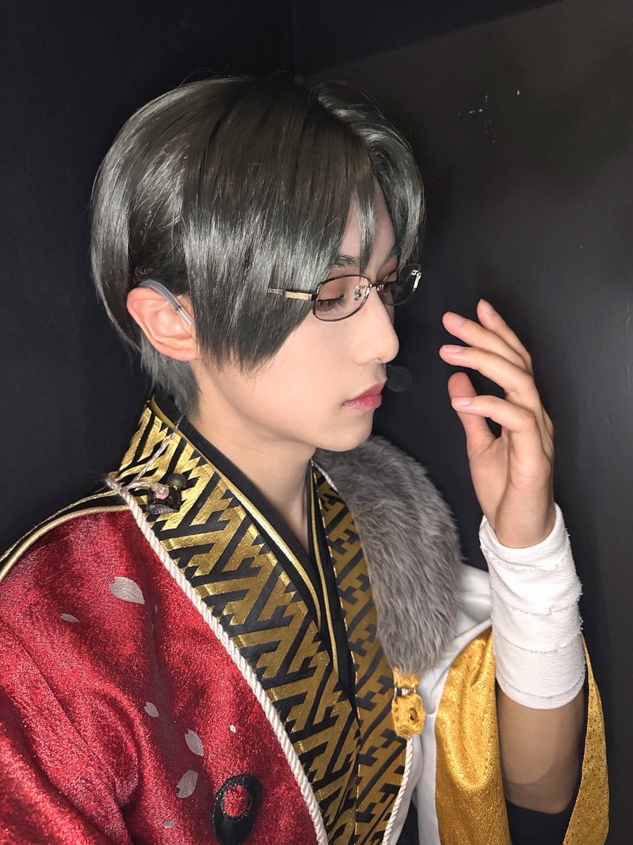 hiroki_kajita's tweet photo. 今日もたくさんの声援ありがとう👓

度し難   『い』
のコーレスも楽しんでもらえただろうか？

#あんステ #紅月 #蓮巳敬人 https://t.co/Ybs6cPfTKO